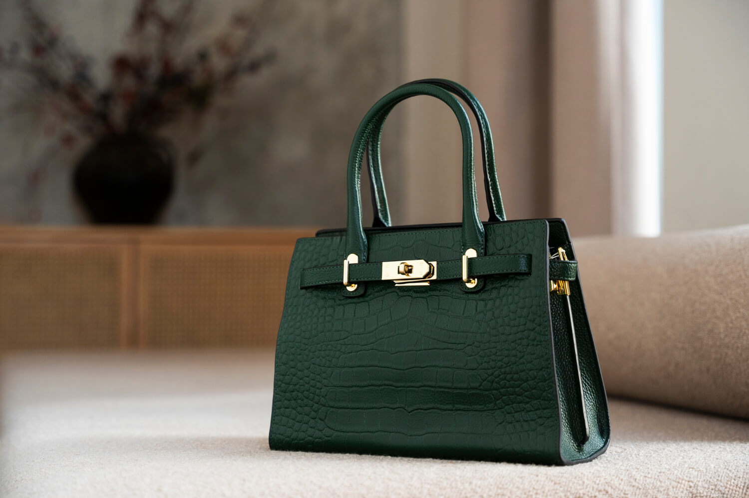 Elegant Women’s Designer Handbags – Up to 50% Off!